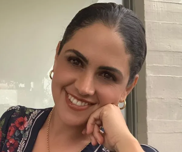 Ana Sayán — Conferencista de Trabajo En Equipo Confianza y Cohesion